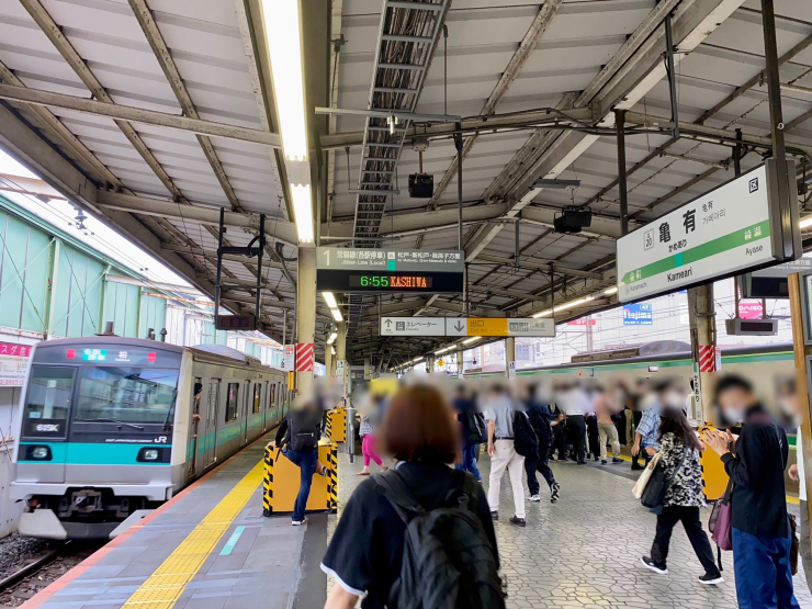 ▲亀有駅を出発する常磐線。平日朝7時前だったため、上り電車は混雑していた。