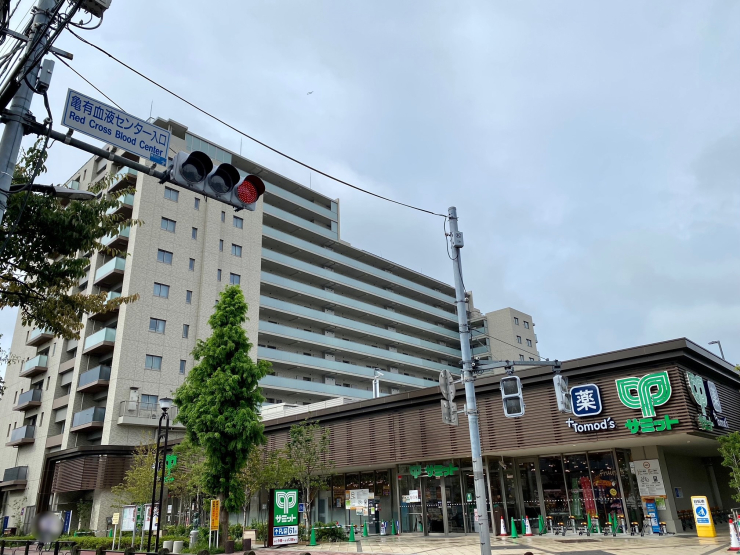 ▲1階にサミットストアを併設しているため買物は至便。「プラウド浦安」(千葉県浦安市)でも1階にサミットストアが入居しているが、サミットストアはこうした駅近くの再開発マンション1階への出店を強化しているように感じられる。