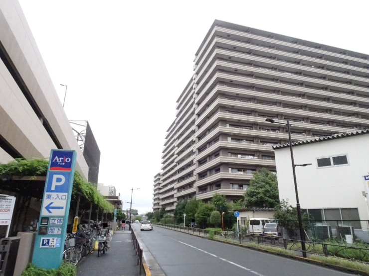 ▲ザ・レジデンス東京イーストはアリオ亀有の向かいで、利便性は非常に高い。昔は同じ工場の敷地だった