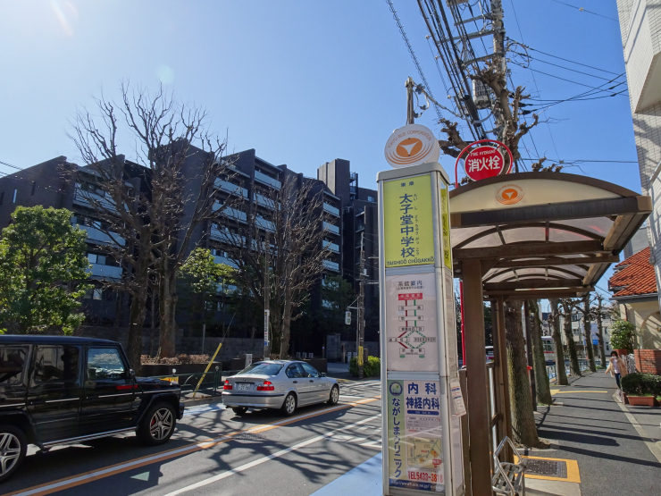 ▲メインエントランス側は淡島通りに面する。三軒茶屋駅までやや離れるので、バス利用も旺盛なエリアだ(2021年3月)