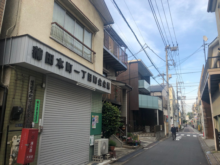 ▲蒲田駅からやや離れると、戸建や町工場が密集する昔ながらの街並みに(2021年6月撮影、蒲田本町1丁目)。