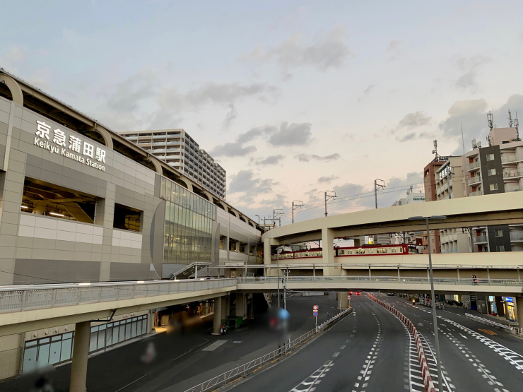 ▲京急蒲田駅前の第一京浜は2012年まで踏切があった。渋滞の原因なのは勿論、箱根駅伝の選手が足止めされる事態もあった。