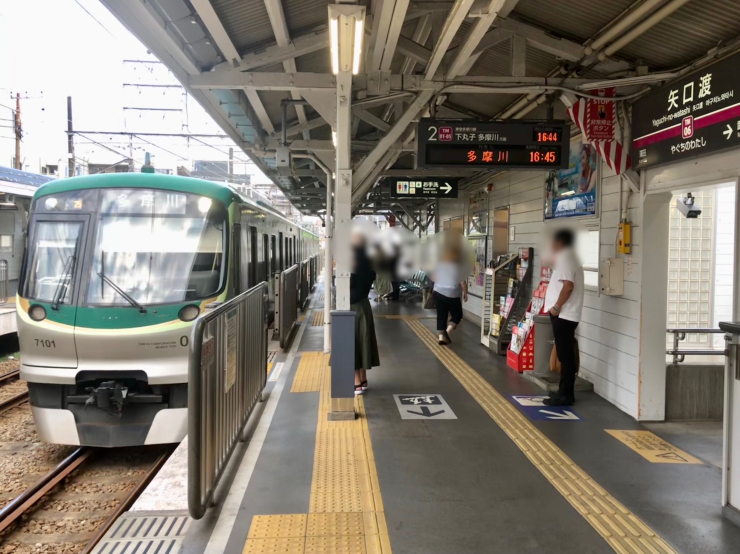▲蒲田駅の隣、矢口渡駅に到着する多摩川線。途中駅はこうした小さな駅が多く、生活感豊か(2019年8月撮影)