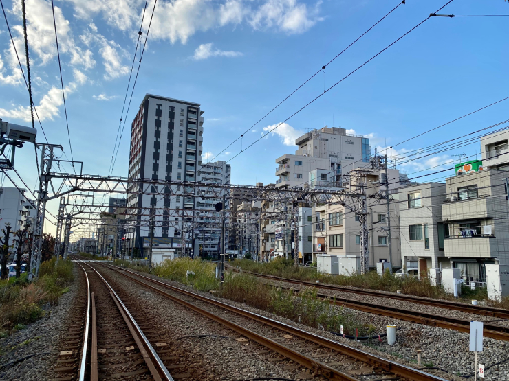 ▲蒲田駅西口の東急線付近。駅近くは子育て向きとは言い難い環境ゆえ、殆どがワンルームマンション。