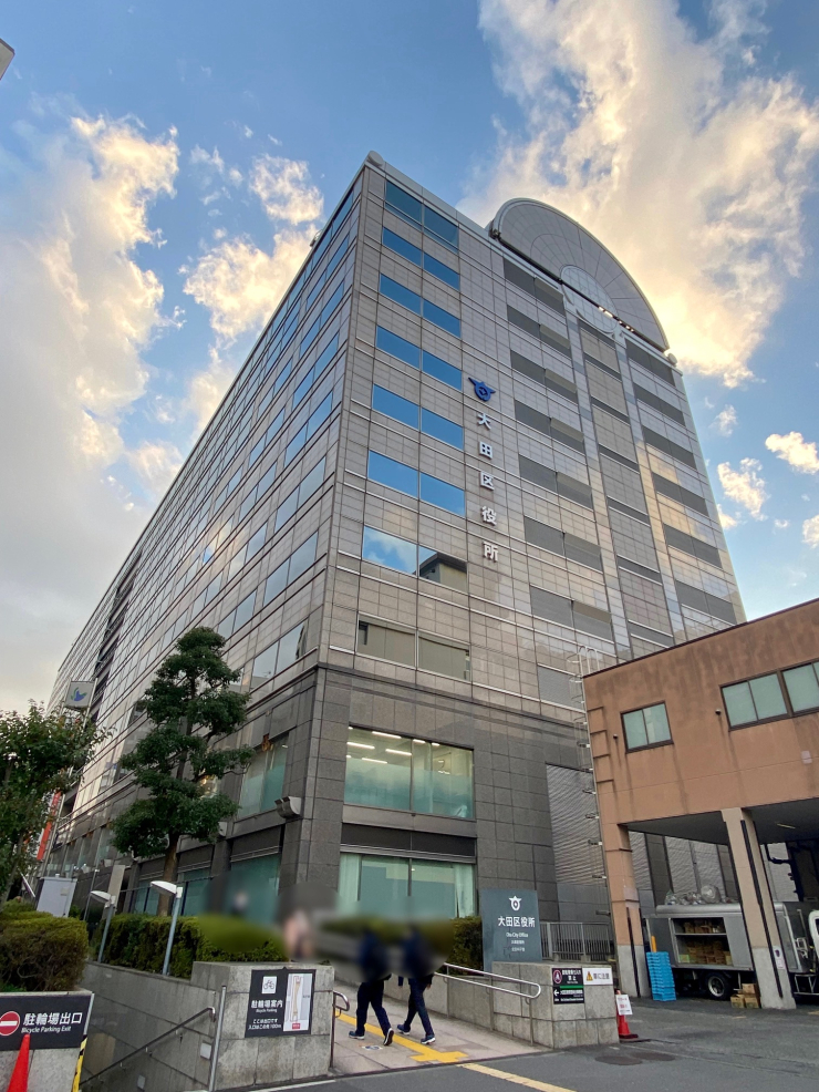▲蒲田駅東口すぐ前にある大田区役所。もともと大森と蒲田の中間にあったが、1998年に移転してきた。