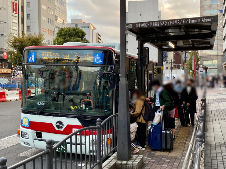▲JR蒲田駅～羽田空港を結ぶ京急バス(蒲95)。30分間隔だが、徒歩移動の不便さが無いので利用は多い。