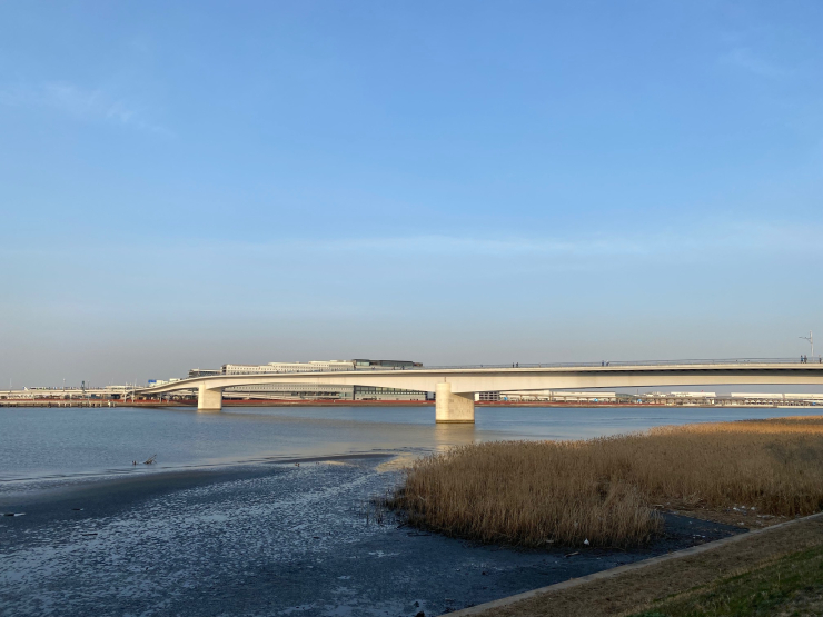 ▲羽田空港と川崎市殿町を結ぶ｢多摩川スカイブリッジ｣｡産業競争力強化が期待される｡(2022年3月)