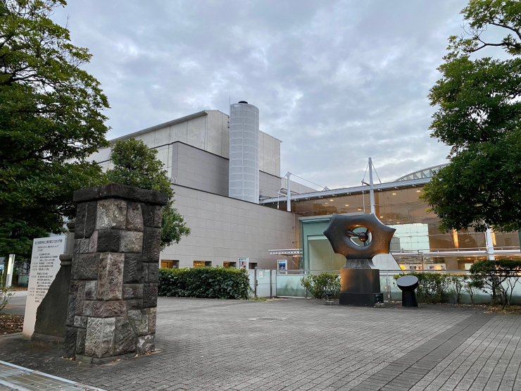▲旧・東京都立大学正門跡に残された片側のみの門柱。建物等が現存しない中、ほぼ唯一の痕跡である。