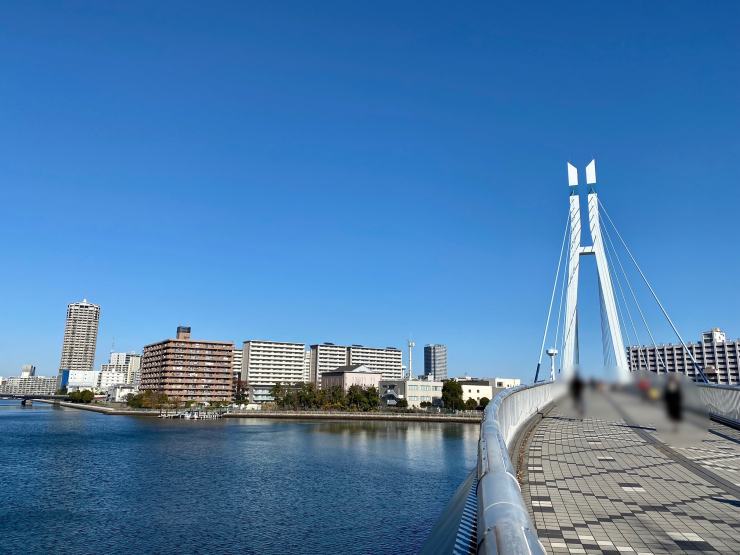 ▲人道橋“辰巳桜橋”。奥が辰巳駅側となる。東雲と辰巳を結ぶ貴重な交通手段。