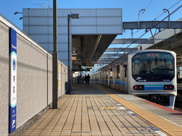 ▲「東雲」を発車する、りんかい線「新木場」行き。「渋谷」「新宿」方面へのアクセスが格段に向上した