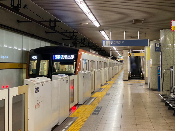 ▲「辰巳」を出発する有楽町線「新木場」行き。次が終点「新木場」となる。