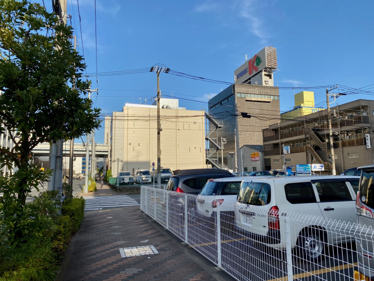 ▲やがて“枝川駅前”になる場所だが、平面駐車場が広がっている区画もある。