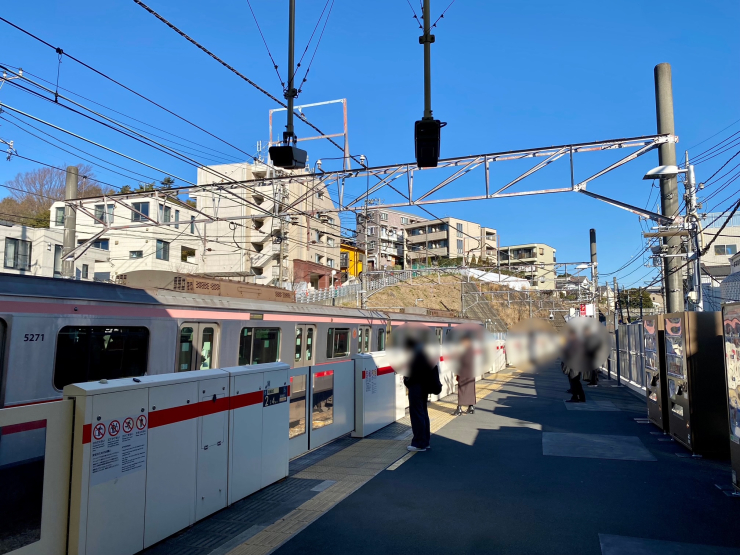 ▲大倉山駅ホーム。駅北側は切り通しとなっている。