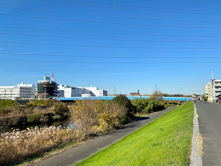 ▲鶴見川を渡る新羽橋。右が大倉山、左が新羽。新羽側は工場が多い。