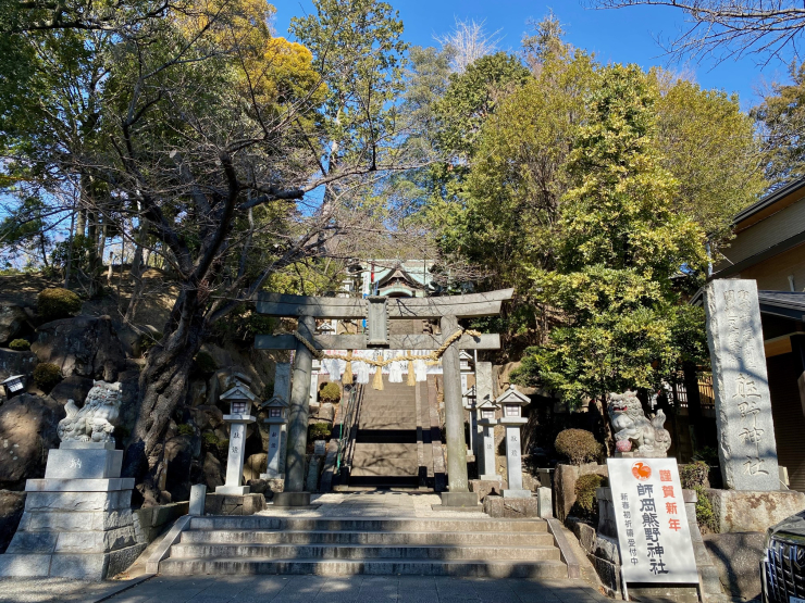 ▲師岡熊野神社。鳥居の手前に“いの池”、境内に“のの池”が湧く。
