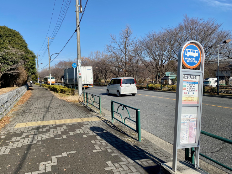 ▲駅からのアクセスポイントの一つ、水元公園の東端「桜土手」バス停。その名の通り、桜並木が連なる