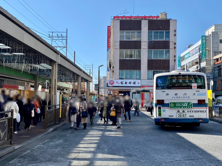 ▲駅北口のバス乗り場。路上で降車扱いをしているように、広場としては狭い。