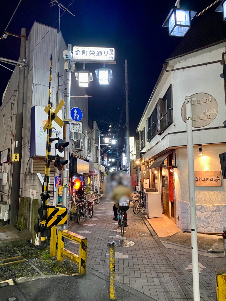 ▲いかにも下町の横丁といった風情が残る金町栄通り。寅さんがその辺で舌鼓を打っていそうだ