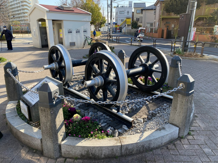 ▲亀田トレイン公園に保存されている旧型電車の車輪。“東武鉄道の街”であった記憶が大切に保存されている