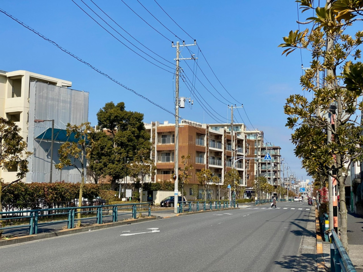 ▲まっすぐに伸びる“竹の塚センター通り”。「西新井」駅周辺とはだいぶ違った雰囲気になる