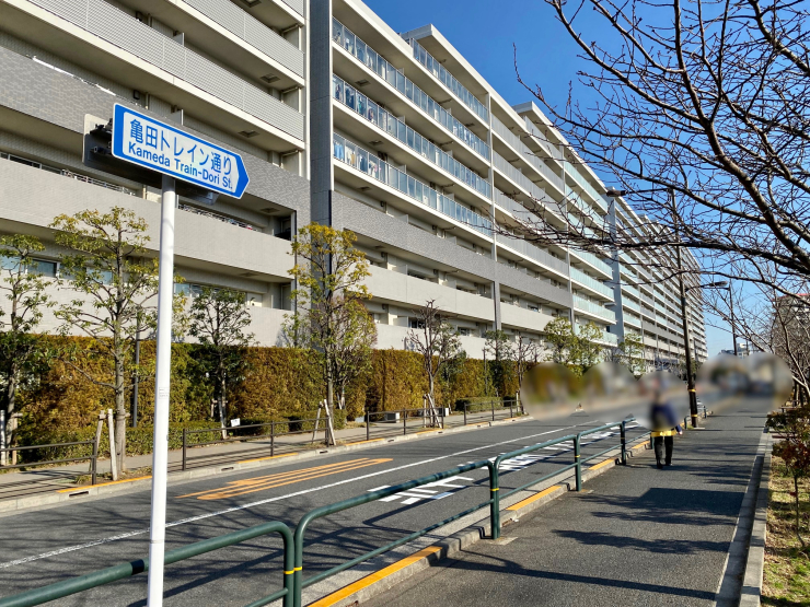▲“リライズガーデン西新井”に沿う“亀田トレイン通り”。車両工場丸ごと使っているだけあって、南北にかなり長い