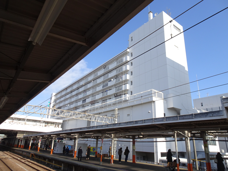 ▲“東武西新井東口サンライトマンション”(1980年築)。3階部分に駅舎が接続し、一体の構造になっている。