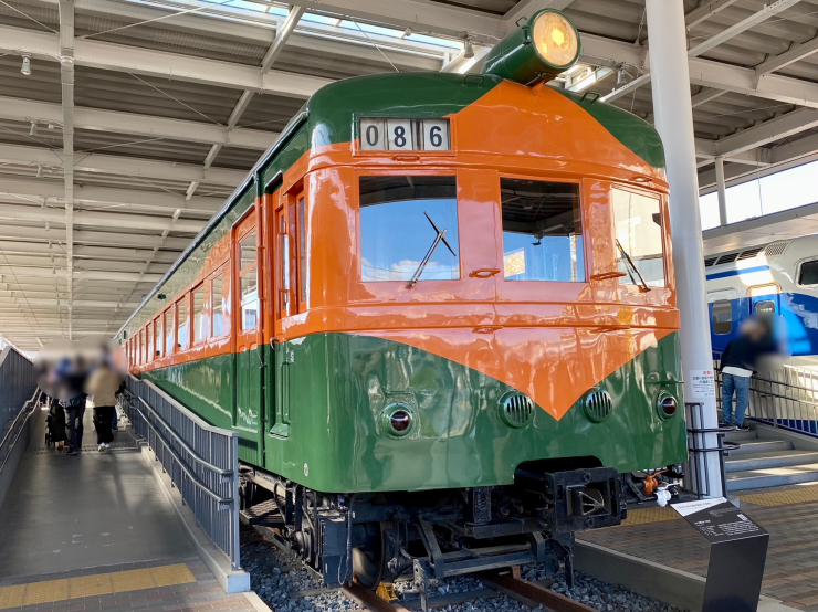▲1956年から東京-大阪間に電車が走り始めたが､特急でも7時間前後を要した(80系電車｡京都鉄道博物館)