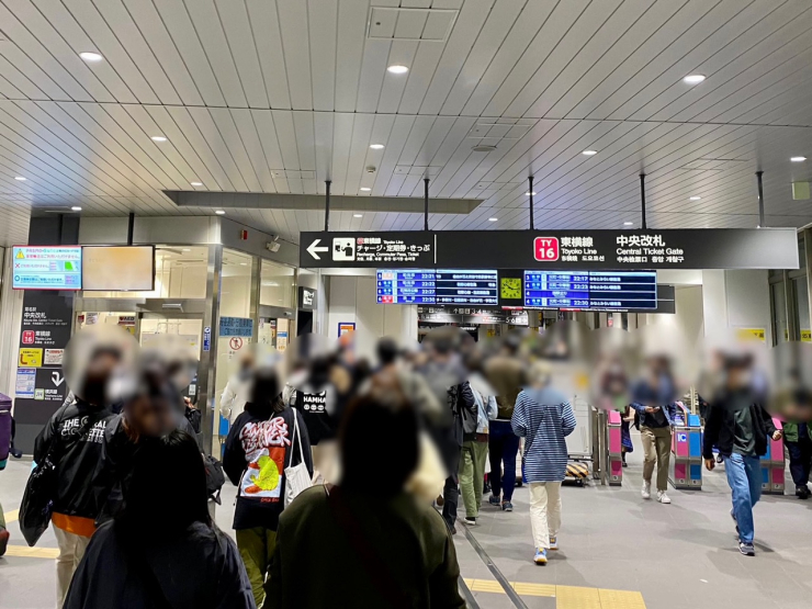 ▲東急新横浜線開通前、新横浜でのイベント開催時は「菊名」も大変な混雑に見舞われていた。