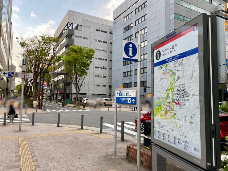 ▲「新横浜」駅から続く「F・マリノス通り」。もちろんチームカラーの赤白青に彩られている。