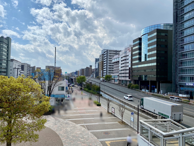 ▲駅北口のビル街。オフィスビルが林立するが、横浜ランドマークタワーのような超高層ビルはない。
