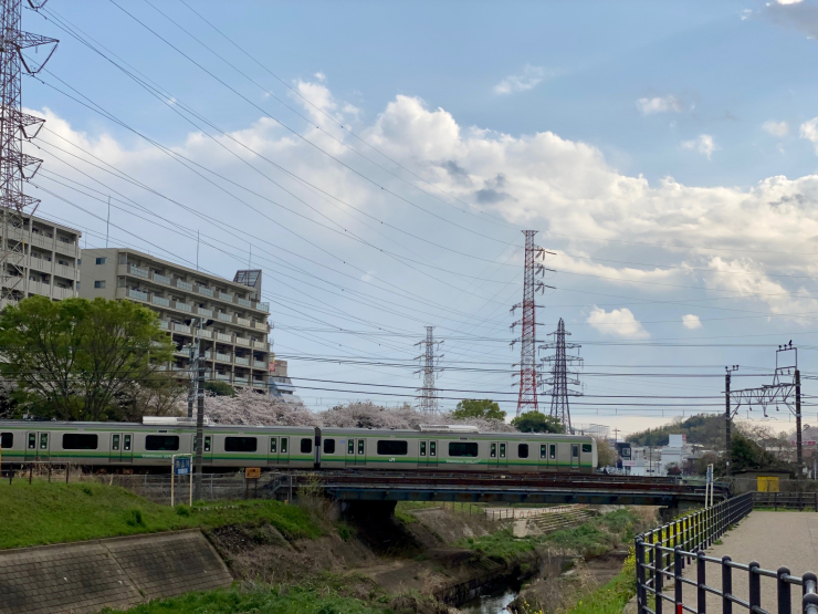 ▲鳥山川を渡る横浜線。川を境にくっきりと“新横浜”が区切られている。