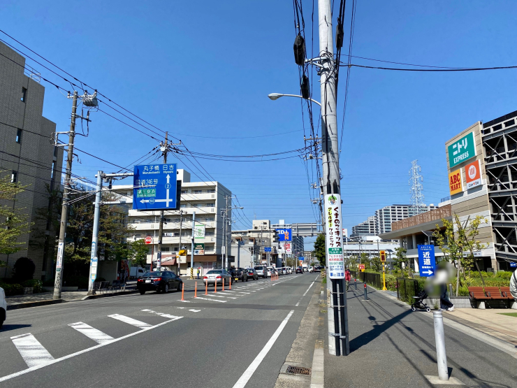 ▲SST前の綱島街道は拡幅工事が完了。歩道も広く歩きやすい。SSTの向かいも新しいマンションが多い