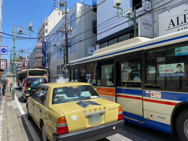 ▲バスとタクシーがひしめく「綱島」駅東口。西口に車がほぼ入れないため、現状は殆どが東口に集中する