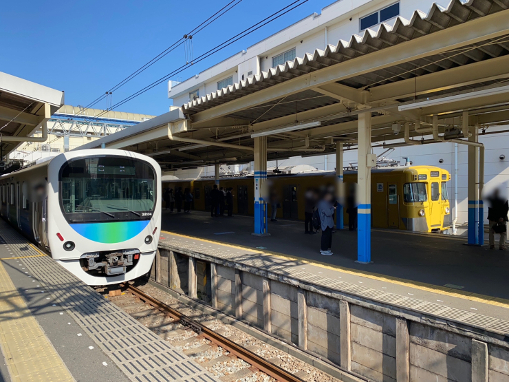▲「田無」で折り返す各停(左)と、上り「西武新宿」行き準急(右)。「田無」で西武新宿線は一区切りがつく。