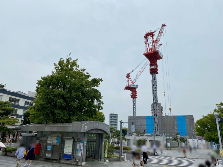 ▲「平井」駅改札口近くから見渡す。ロータリーを挟んだ向かい側という稀有な立地だ。