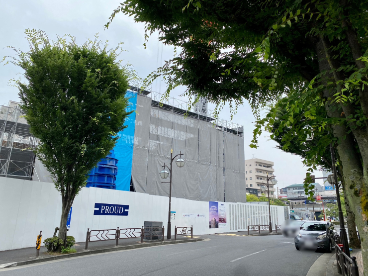 ▲南西側から見た“プラウドタワー平井”。ロータリーに出入りするクルマはさほど多くない。