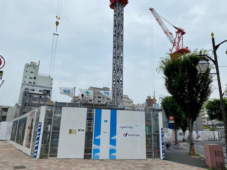 ▲蔵前橋通り(北西)側から見た“プラウドタワー平井"。蔵前橋通り側は駐車場などが設けられる。