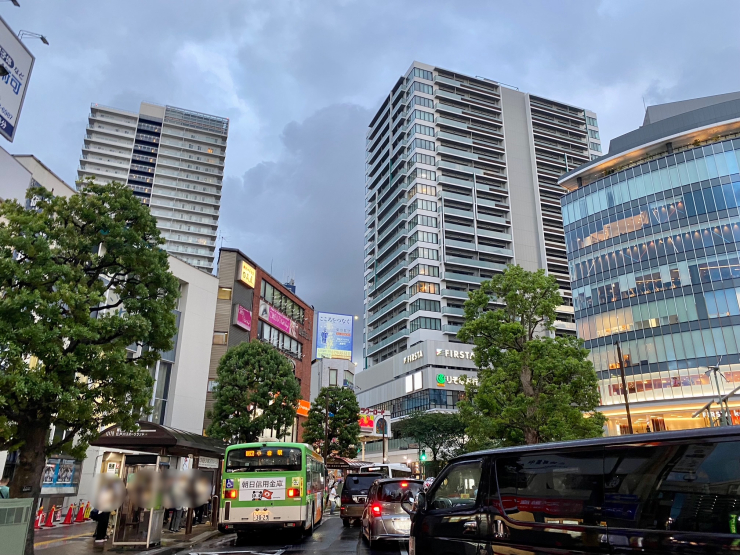 ▲再開発の先陣を切った「アルファグランデ小岩スカイファースト」(左)と「プラウドタワー小岩ファースト」(中央)および商業棟「ファスタ小岩」(右)。将来はタワーマンションや大型商業施設が林立する景色に一変することになる