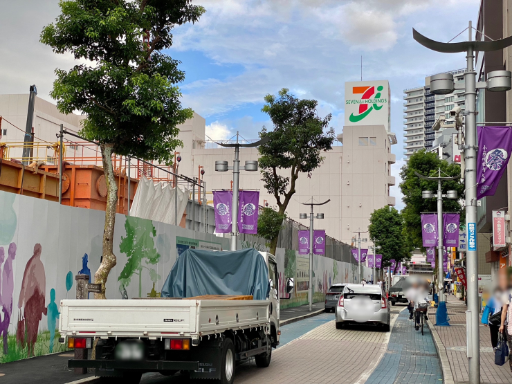 ▲小岩駅北口通り商店街。再開発地区はイトーヨーカドー以外の更地化が完了し、工事車両が出入りする。