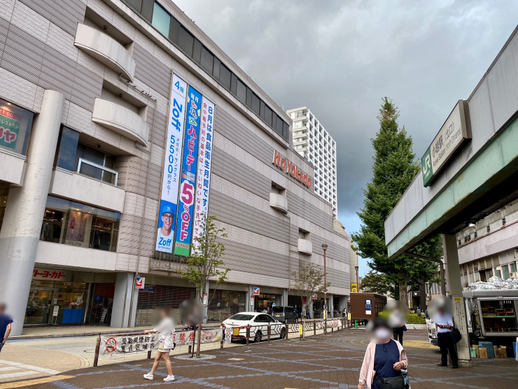 ▲JR小岩駅北口(右)と向かい合うイトーヨーカドー小岩店(左)。電車が着く度に人の流れができる。