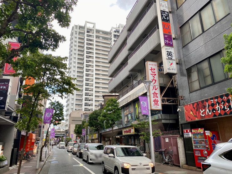 ▲小岩駅東側を貫く“小岩中央通り”。アジア系の飲食店や雑貨店などが集中する。