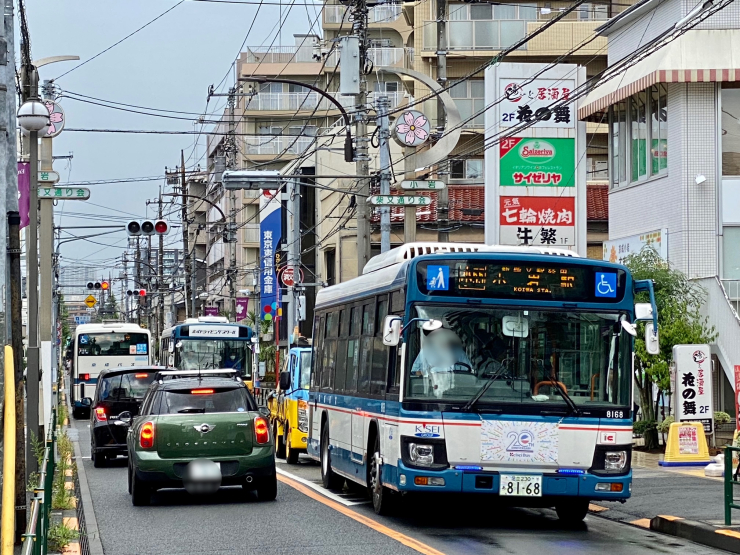 ▲柴又街道を走る京成バス小55系統。利用者は多いが、柴又街道が片側1車線のため渋滞しやすい。