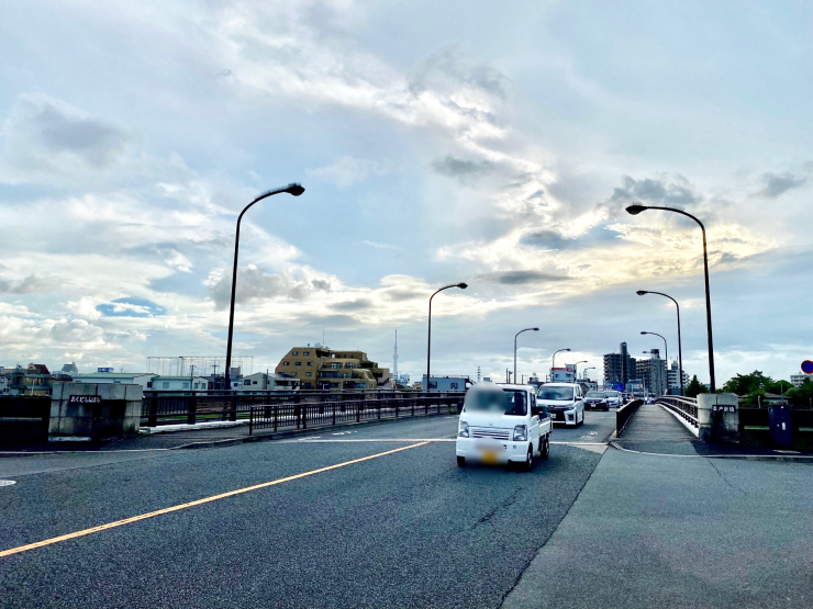 ▲奥戸新橋。手前が江戸川区、奥が葛飾区。奥戸街道は交通費がそこそこ多い。