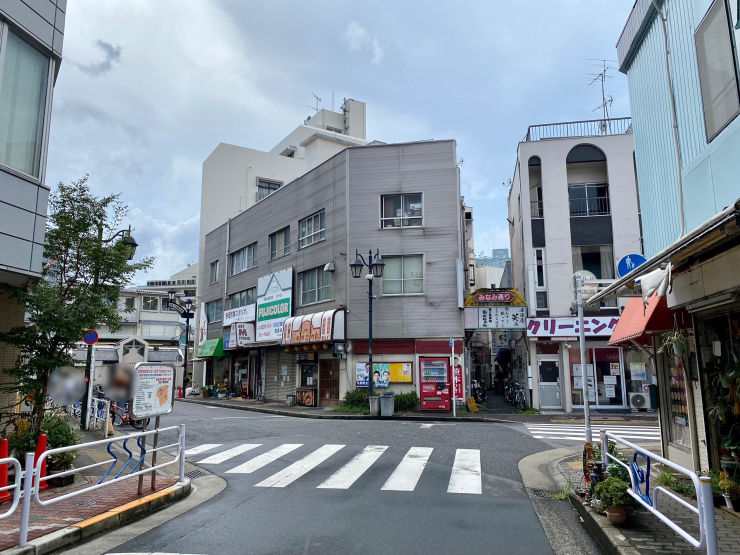 ▲横丁の雰囲気が残る京成小岩駅北口。こちらにも再開発の計画があり、将来は景色が一変するかもしれない。