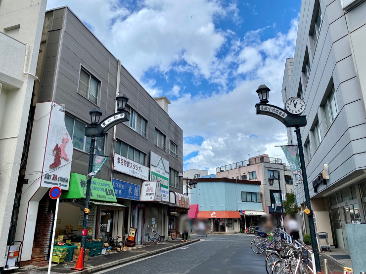 ▲京成小岩駅北口の商店街には「甲和の里」の文字が見られる