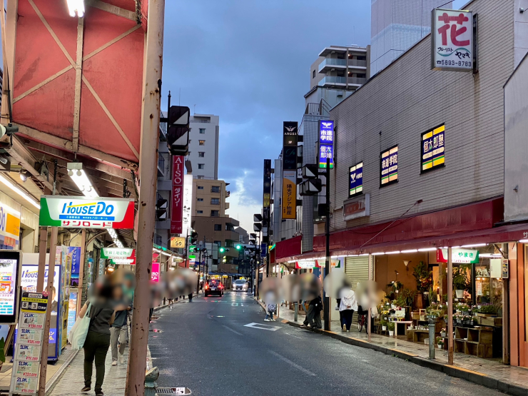 ▲サンロード商店街。バス通りにしては道幅が狭いが、ここも拡幅されて安全性が向上する。