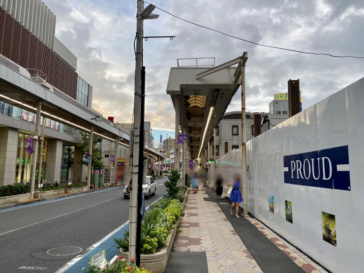 ▲Ⅲ街区のフラワーロード商店街側。工事のため、アーケードの屋根が一時的に撤去されている。