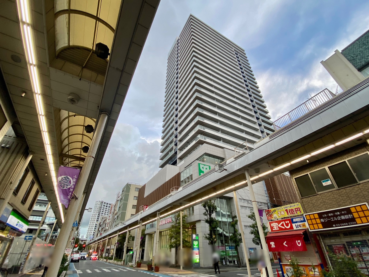 ▲フラワーロード商店街から見た“アルファグランデ小岩スカイファースト”。商店街直結で利便性は高い