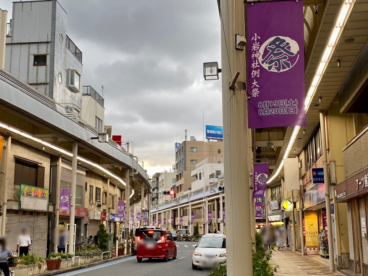 ▲“アルファグランデ小岩スカイファースト”前のフラワーロード商店街。バス通りでもあり、人や車が行き交う。