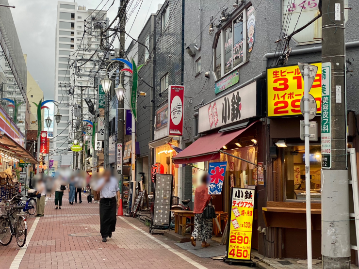 ▲小岩駅北口の飲食店街。17時を過ぎれば、早くもはしご酒を楽しむ人々が街へ繰り出していく。